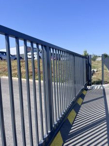 Portail autoportant barreaudé