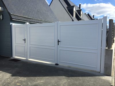 Portail pivotant PVC