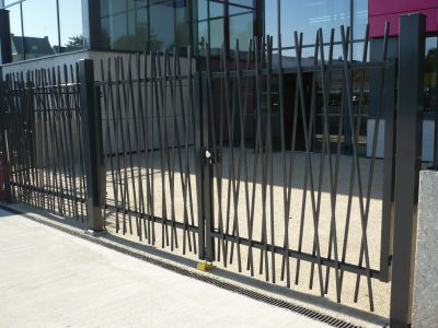 Portail pivotant barreaudé